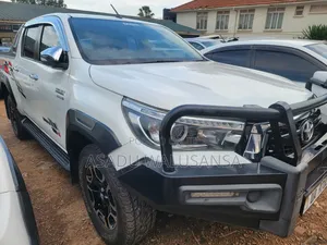 Toyota Hilux 2020 White