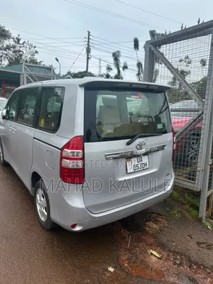 Toyota Noah 2010 Silver