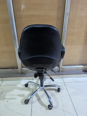Second Hand Secretarial Office Chair With Adjustable Height and Back