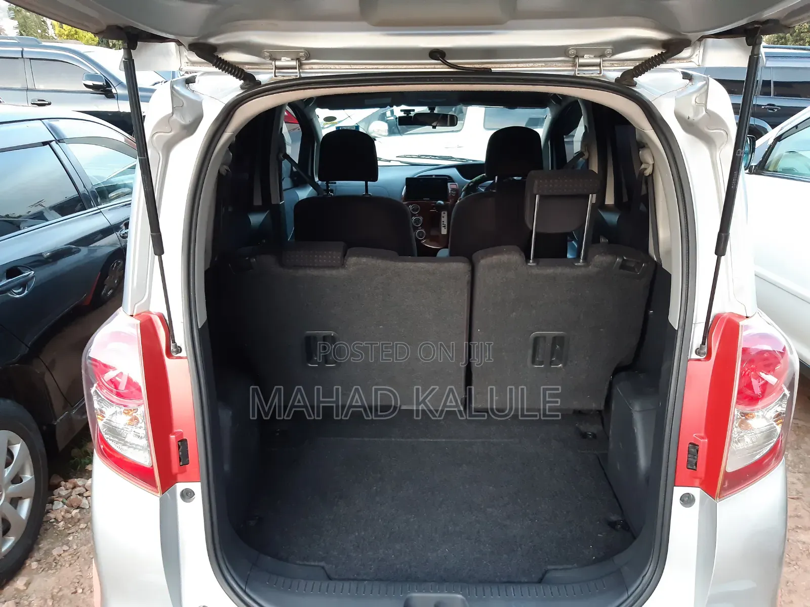 Toyota Ractis 2010 Silver