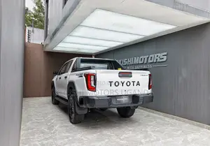 New Toyota Hilux 2025 White