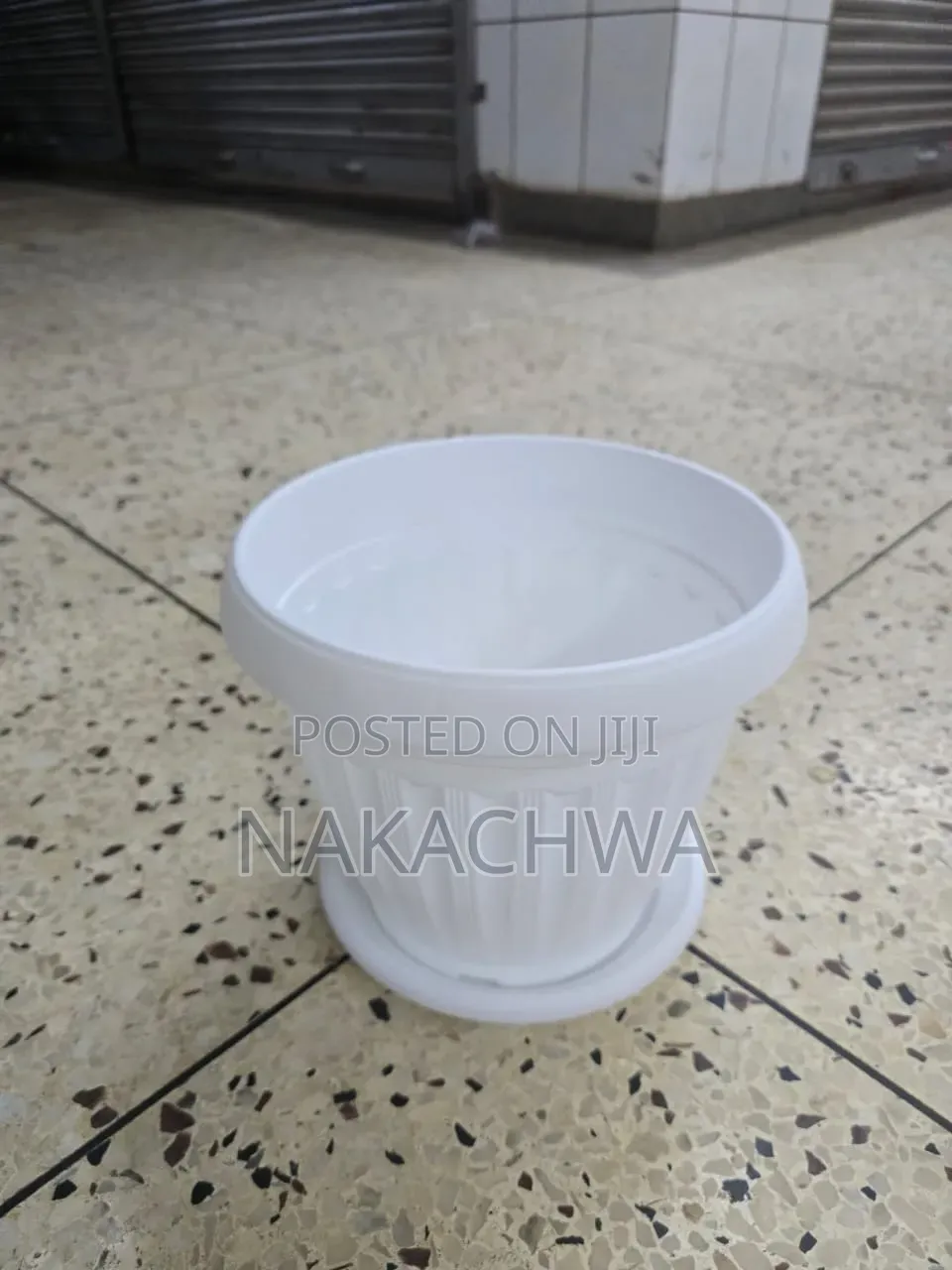 2 Pieces of Flower Plastic Vessels