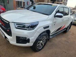 Toyota Hilux 2022 White