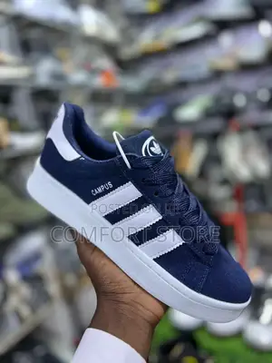 Classic Sneakers in Navy Blue With White Stripes