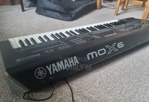 Yamaha Mox6 Synthesiser Keyboard Piano