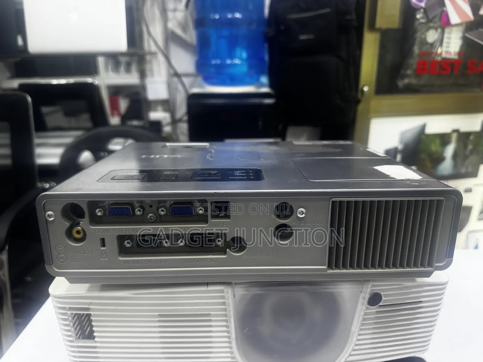 Hitachi Ed-X22 LCD Projector.