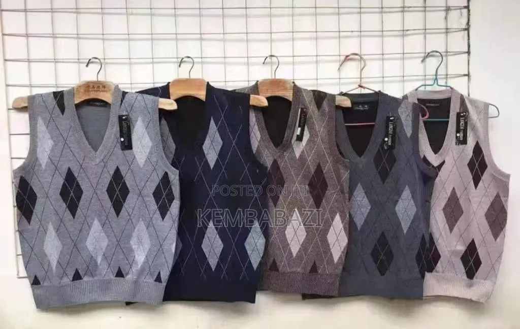 1piece Men Argyle Knitted v-Neck Sweater Vest.