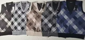 1piece Men Argyle Knitted v-Neck Sweater Vest.