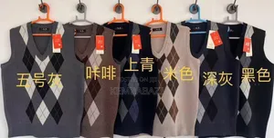 1piece Men Argyle Knitted v-Neck Sweater Vest.