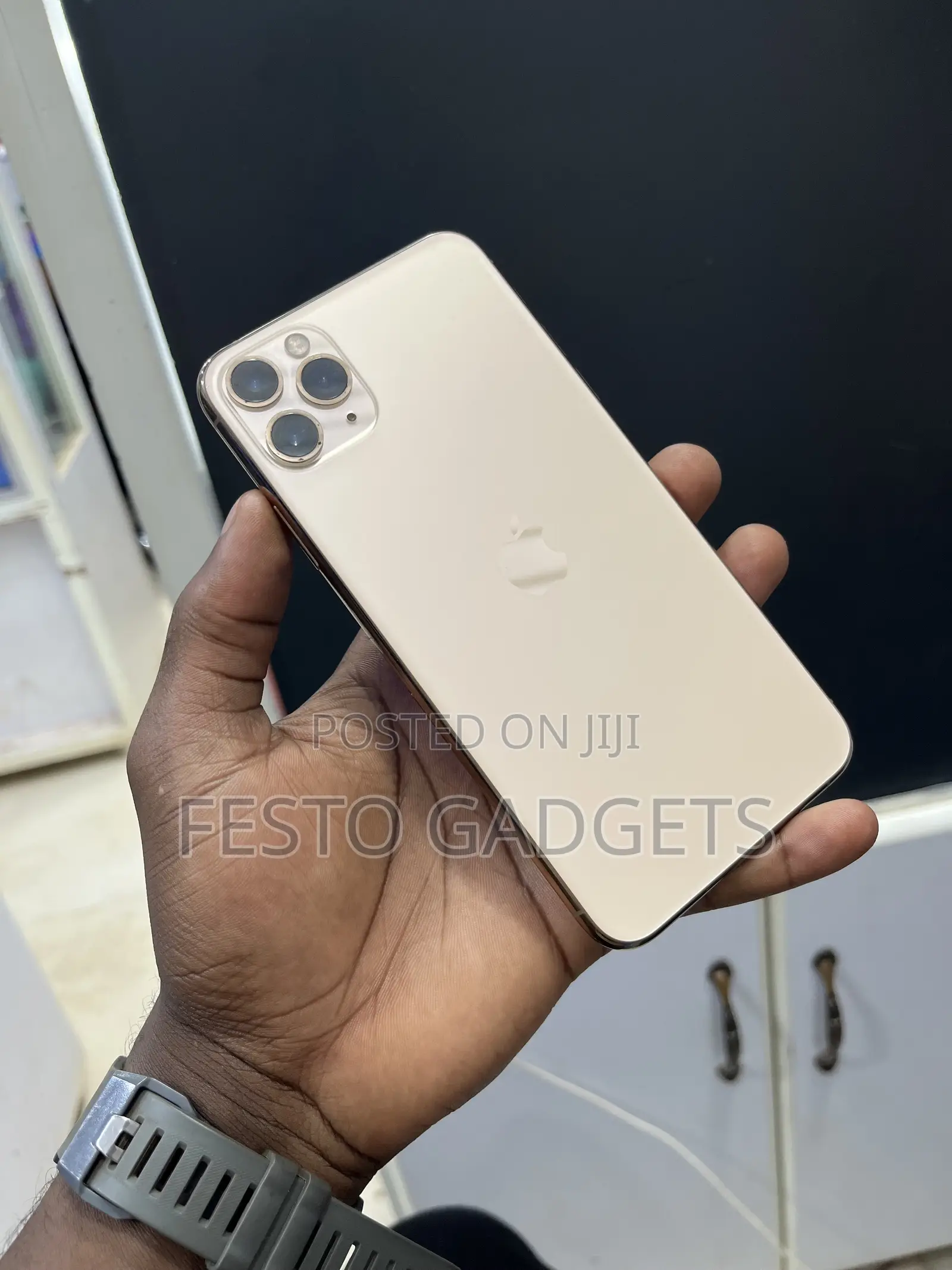 New Apple iPhone 11 Pro Max 64 GB Gold