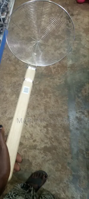 Stainless Steel Mesh Strainers With Wooden Handles]