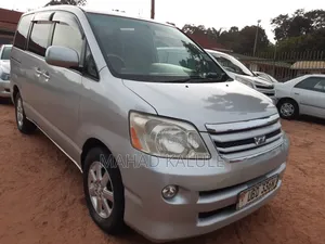 Toyota Noah 2005 Silver