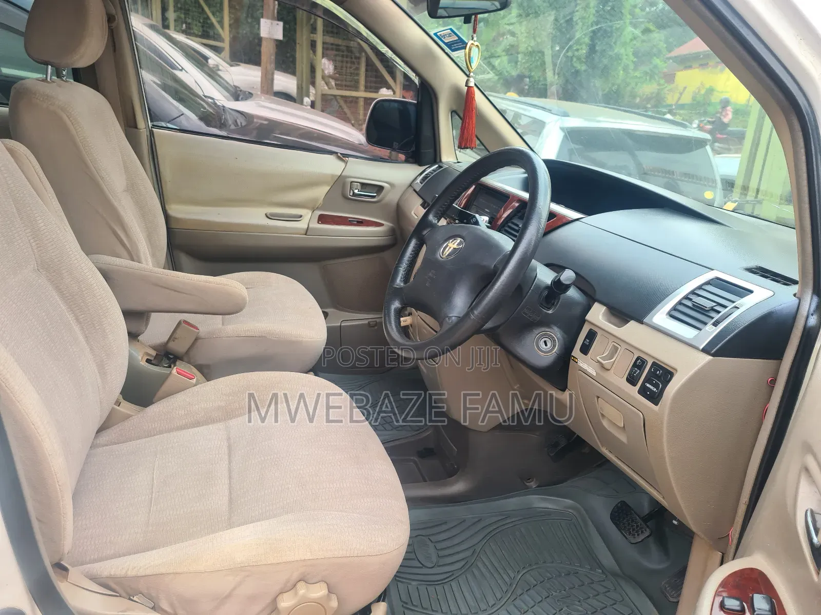 Toyota Noah 2005