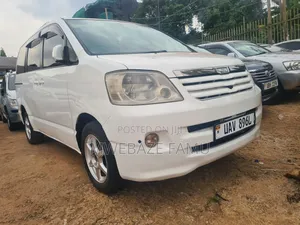Toyota Noah 2005