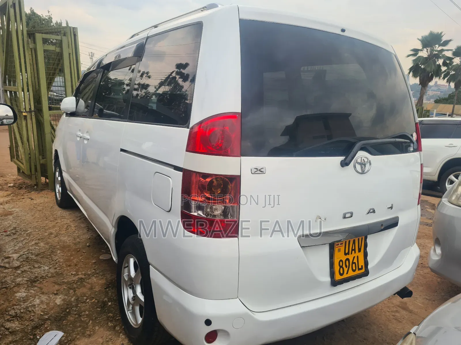 Toyota Noah 2005