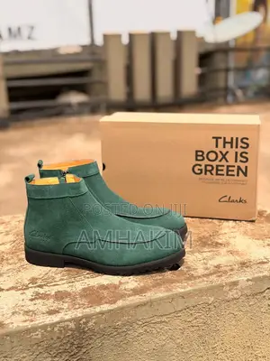 Classic Men Suede Clarks Ankle Boots With Side Zippers in Stock