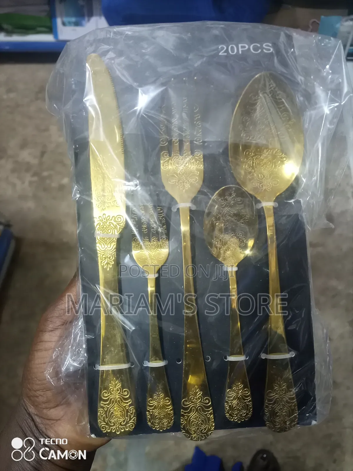 20pcs Gold Stainless Steel Flatware Set With a Decorative Pattern.