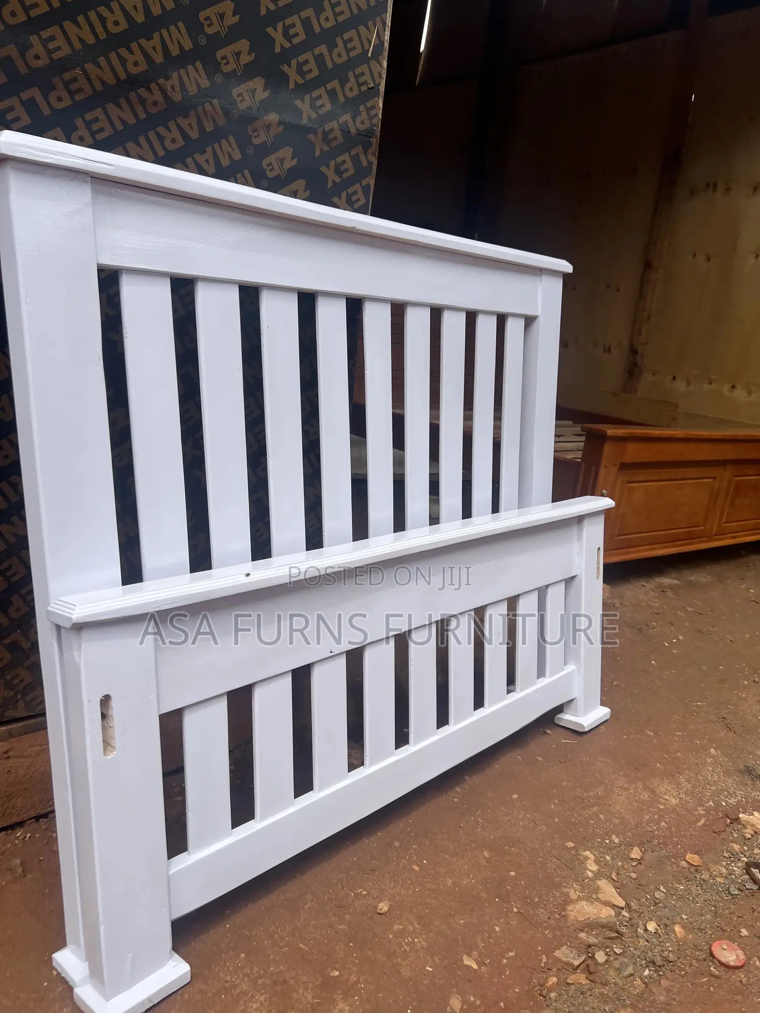 4by6 White/ Black Bed