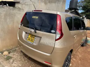 Toyota Passo Sette 2010