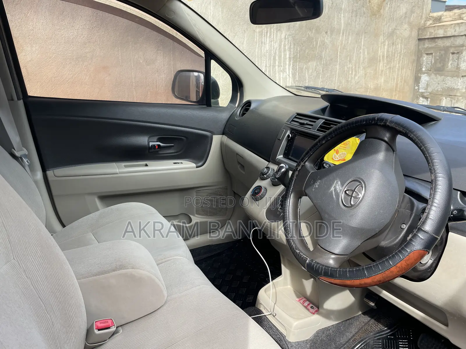 Toyota Passo Sette 2010