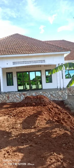 4bdrm Bungalow in Kiwanuka Kharim, Wakiso / Wakiso for sale