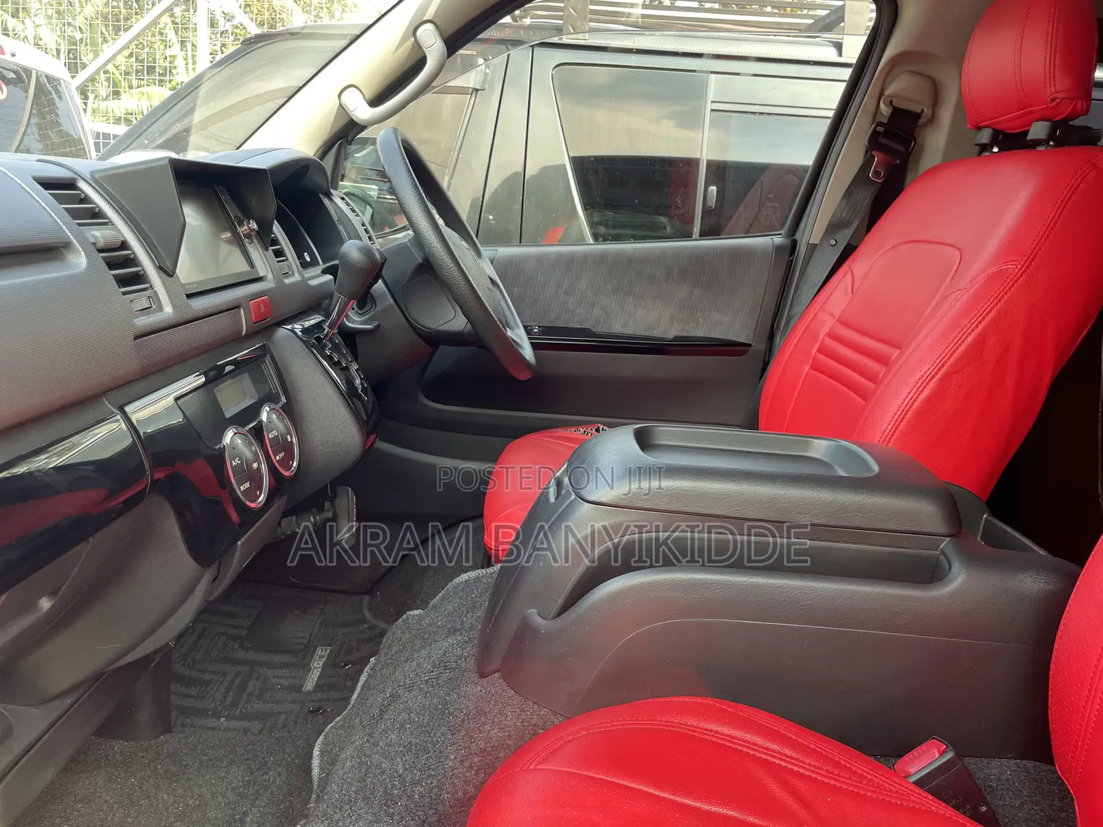 Toyota HiAce 2014 Black