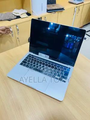 New Laptop Apple MacBook Pro 2017 8GB Intel Core i5 SSD 256GB