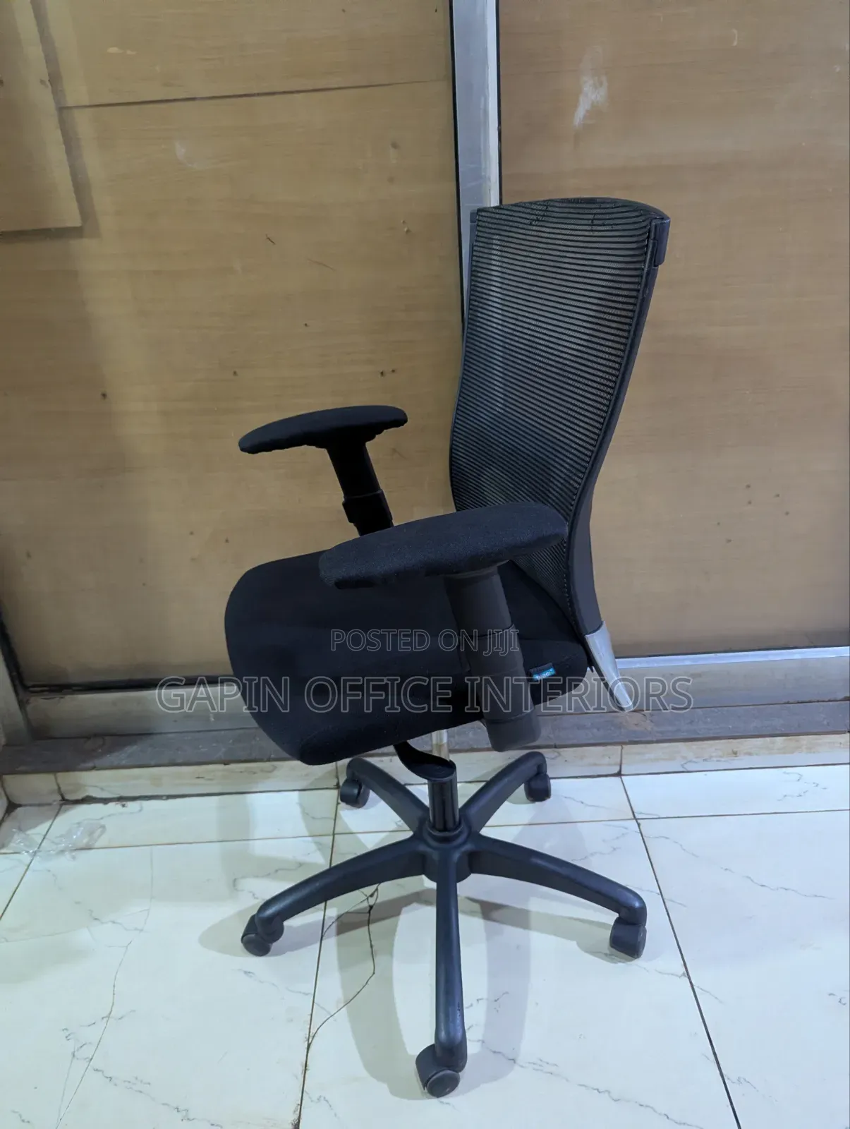 Second Hand// Used Office Chair With a Back Mesh