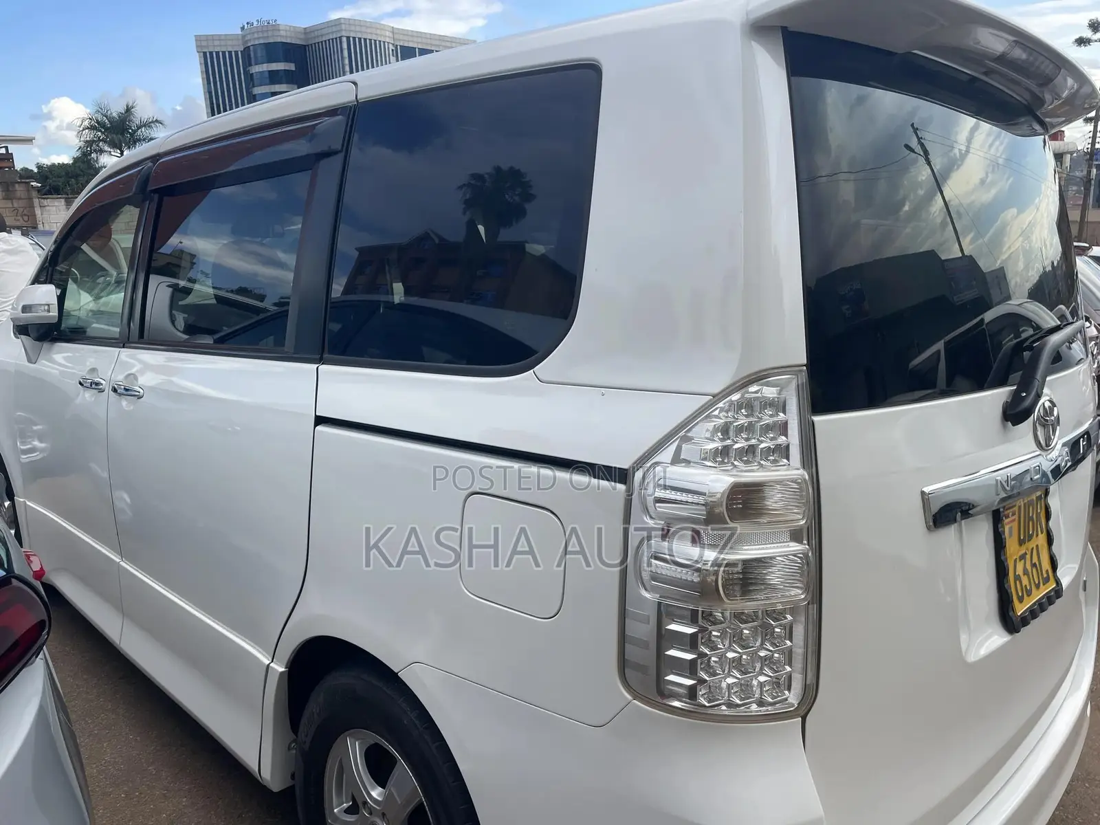 Toyota Noah 2011 White