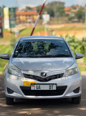 Toyota Vitz 1.5 FWD 5dr 2012 Silver
