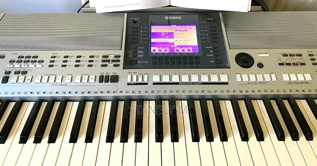 Yamaha PSR S700 Keyboard Piano