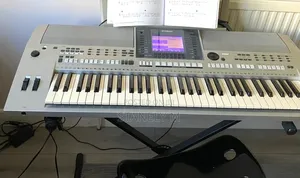 Yamaha PSR S700 Keyboard Piano