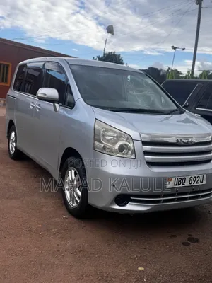 Toyota Noah 2010 Silver