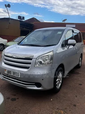 Toyota Noah 2010 Silver