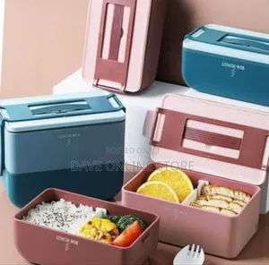 Contemporary Bento-Style Lunch Box With Integrated Handle