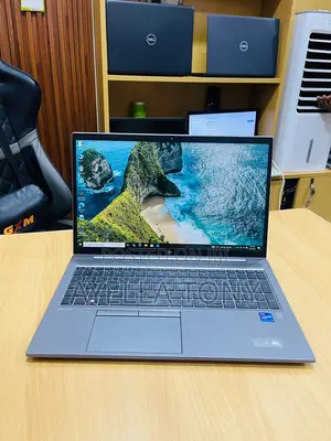 New Laptop HP ZBook Firefly G8 16GB Intel Core i7 SSD 256GB