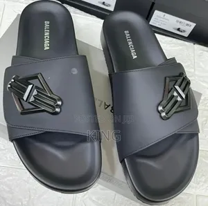 Prominent Balenciaga's Slide Sandals