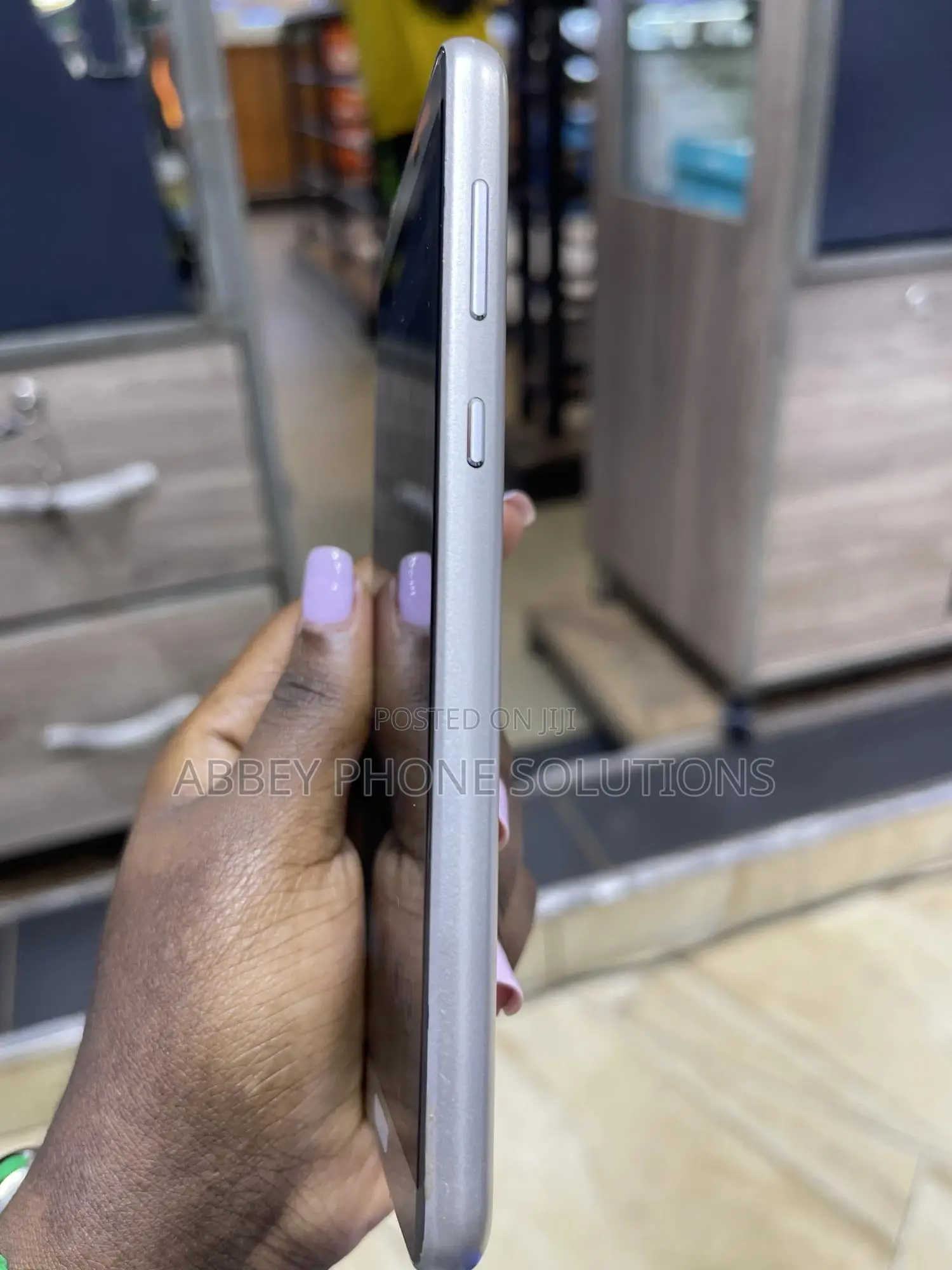 Sharp Aquos Sense 2 SHV43 32 GB Silver