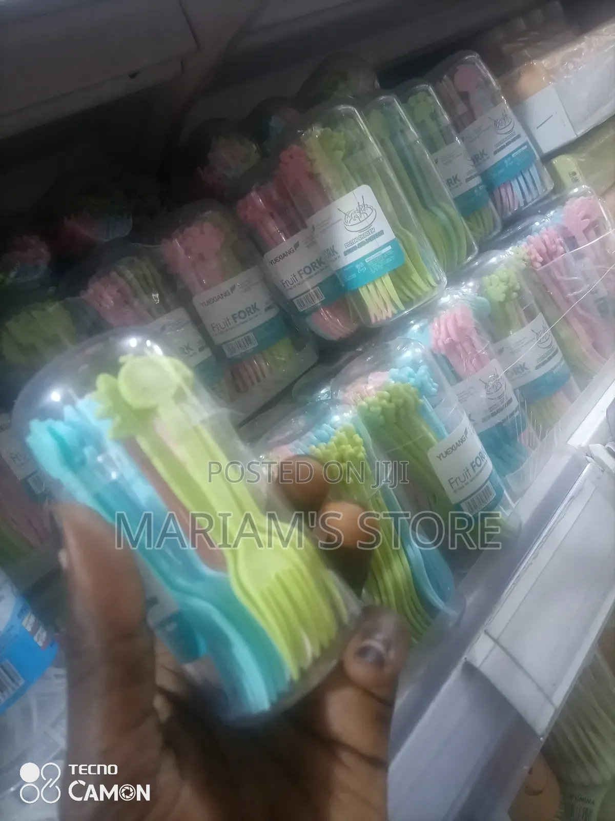 Colorful Mini Plastic Fruit Forks and Spoons in Clamshell Packaging. ]