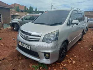 Toyota Noah 2.0 143hp AWD (8 Seater) 2012 Silver