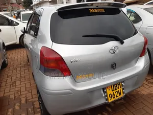 Toyota Vitz 2010 Silver