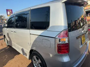 Toyota Noah 2010 Silver