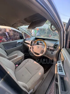 Toyota Noah 2010 Silver