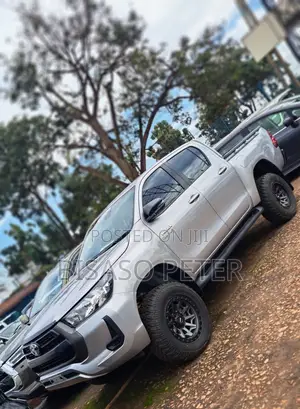 Toyota Hilux 2024 Gray