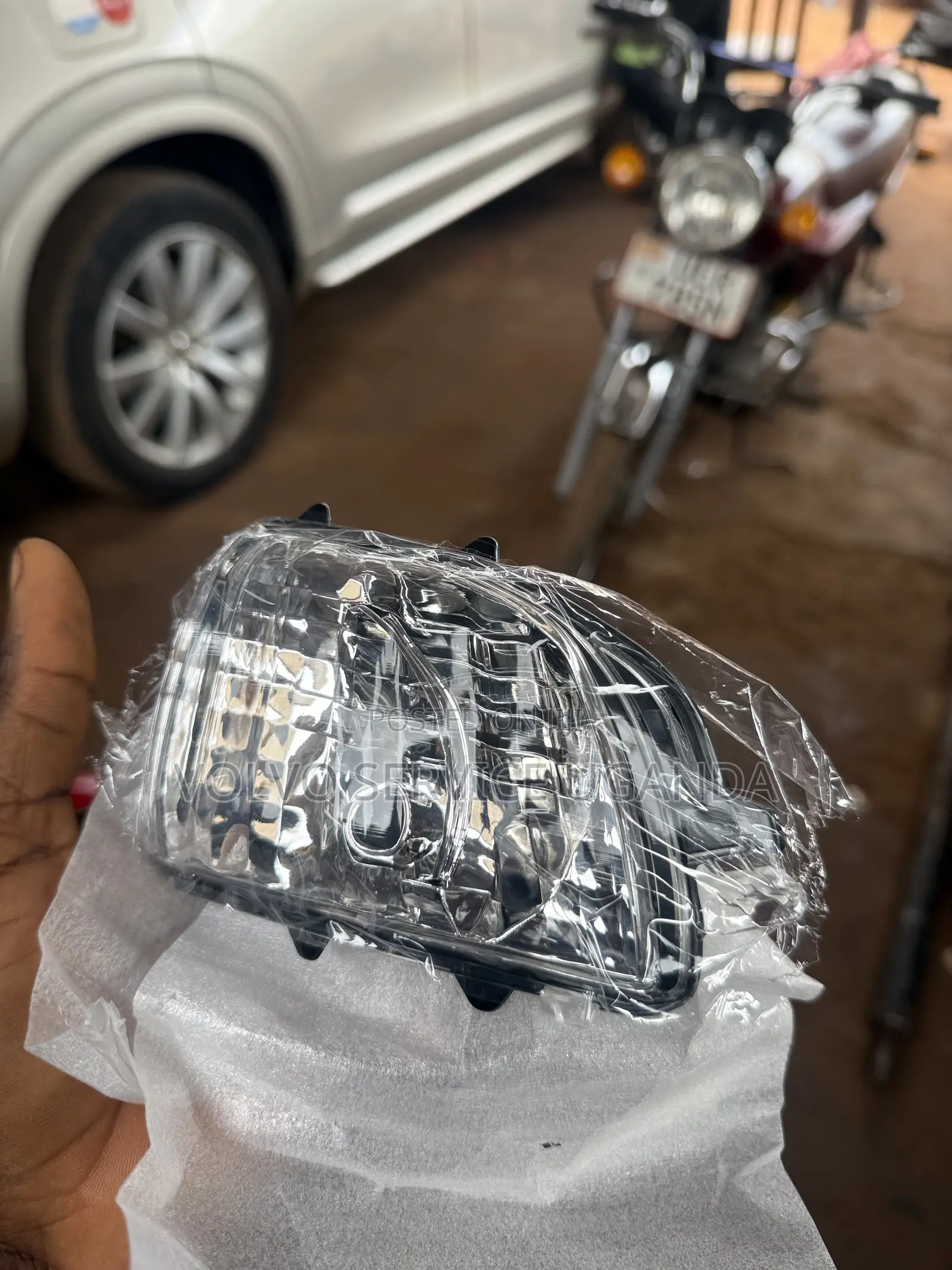 Rearview Mirror Turn Signal Indicator Lamp Lens for a Volvo Xc90