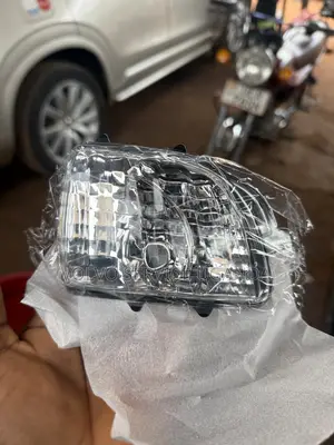 Rearview Mirror Turn Signal Indicator Lamp Lens for a Volvo Xc90