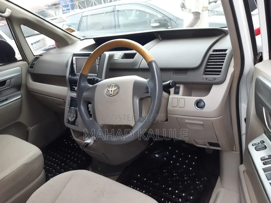 Toyota Noah 2010 Silver