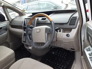 Toyota Noah 2010 Silver
