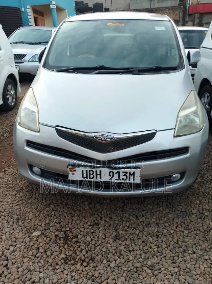 Toyota Ractis 2010 Silver