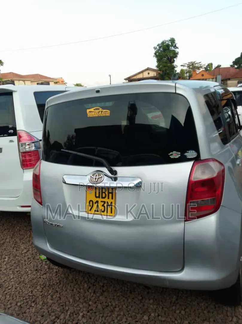 Toyota Ractis 2010 Silver